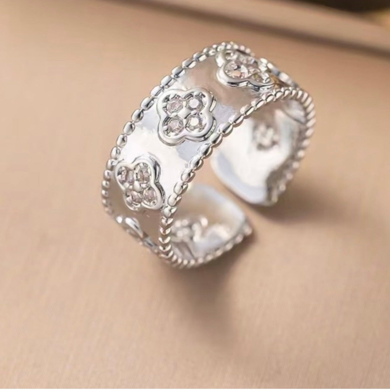 Clover Ring